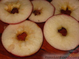 Яблоки в кляре: Яблоки вымыть, просушить салфеткой. Нарезать кользами, удалив сердцевину.