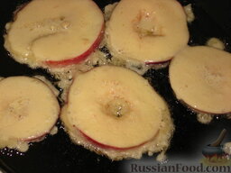 Яблоки в кляре: Разогреть растительное масло. Опустить в него яблоки.