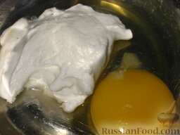 Помидоры в сыре: Как приготовить жареные помидоры в сырном кляре:    В миску вбить яйцо, добавить сметану или майонез, муку.