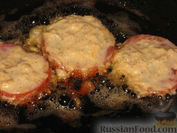 Помидоры в сыре: Обжарить помидоры в сырном кляре на разогретом растительном масле с двух сторон до золотистого цвета.