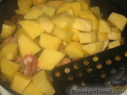Жаркое в горшочках: Картошку почистить, помыть, нарезать кубиками и обжарить 5 минут с мясом.