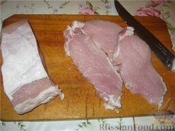 Отбивные из свинины: Как приготовить отбивные из свинины:    Порезать мясо на куски, толщиной 0,5-0,7 см.