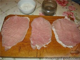 Отбивные из свинины: Мясо отбить. Посолить. Поперчить.