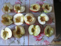 Яблоки, запеченные с творогом: Как приготовить запеченные яблоки с творогом:    Включить духовку до 180 градусов. Яблоки помыть, порезать пополам. Вынуть сердцевину и сделать небольшое углубление ложкой.