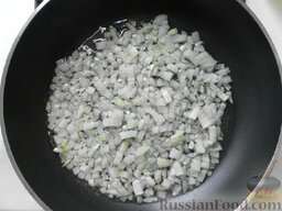 Куриный суп: Отправляем лук на сковороду, в предварительно разогретое масло.