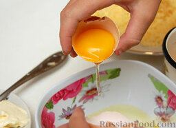 Гренки с сыром: Берем два свежих куриных яйца и отделяем желтки от белков. Желтки нам как раз и нужны, а белки... тоже пригодятся, можно сделать из них, например, зефир.