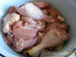 Чахохбили по-грузински: Как приготовить чахохбили по-грузински:    Помыть курицу. Обсушить. Разделать курицу на стандартные небольшие кусочки.
