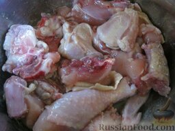 Чахохбили по-грузински: Положить в кастрюлю курицу, подлить 2 ст. ложки растительного масла, слегка посолить (1 чайная ложка). Закрыть крышкой и тушить на очень медленном огне примерно 20 минут.