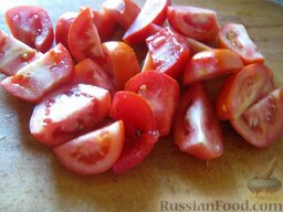 Чахохбили по-грузински: Помыть и порезать крупно помидоры.