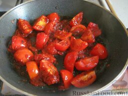 Чахохбили по-грузински: Бросить резаные помидоры в томатную пасту и тушить вместе с ней 2 минуты.