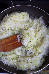 Пирожки с капустой: Затем отвариваем капусту, чтобы убрать горечь.  Отваренную капусту сливаем через дуршлаг, кладем на сковородку и обжариваем.
