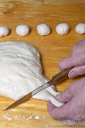 Пирожки с капустой: Нарезаем порционно тесто и складываем в шарик. Именно складываем. Он сам примет форму сферы.