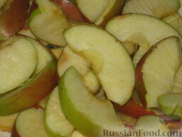 Яблочный компот: Яблоки вымыть, удалить сердцевину и нарезать дольками.