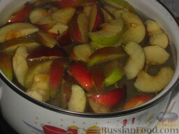 Яблочный компот: Добавить яблоки в сироп, довести до кипения и проварить яблочный компот 5-10 минут.