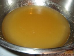 Варенье из айвы с орехами и лимоном: Сделать сироп. Для этого в миске довести до кипения воду с сахаром.
