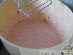 Десерт из клубники: Взбить яично-ягодную смесь до образования густой массы.