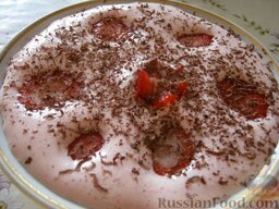 Десерт из клубники: Десерт из клубники разложить в креманки.  Украсить десерт из клубники разрезанными пополам ягодами, шоколадом.