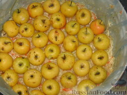 Квасим капусту: Теперь положим слой яблок, хвостиками к верху. Яблоки класть не обязательно, но моченые в капусте яблоки очень вкусные. Если есть возможность, можем еще чередовать слои.