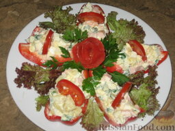 Салат Красные лодочки: Тарелку выстелем листьями салата и выложим перец. Украсим помидорами и петрушкой.   Приятного аппетита!