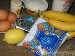 Банановый торт: Как приготовить банановый торт:    Миксером месим тесто из муки, соли, сахара, яйца и порезанного кубиками сливочного масла.