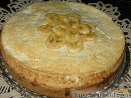 Банановый торт: Остывший банановый торт выложим на блюдо, можем по желанию украсить бананами. При остывании на белках появляется золотистая роса – естественное украшение.