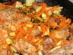 Свиное рагу в тыкве: Свинину обжарим на разогретом масле, посолим и поперчим, добавим лук с морковью.
