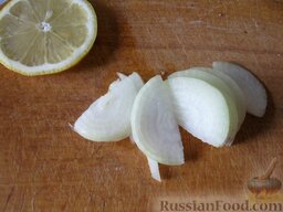 Лук, маринованный в лимонном соке: Как приготовить маринованный лук:    Почистить и помыть репчатый лук. Нарезать его полукольцами.