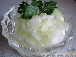 Лук, маринованный в лимонном соке: Выложить маринованный лук в салатницу, полить маслом. Украсить зеленью.   Подавать маринованный лук к мясу и селедке.