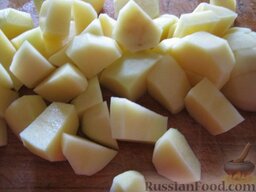 Суп с чечевицей: Картофель помыть и нарезать кубиками.