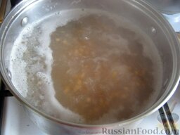 Суп с чечевицей: В бульон положить чечевицу и картофель, довести до кипения, убавить огонь и варить 10 минут.