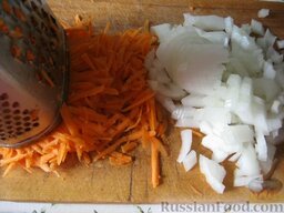 Суп с чечевицей: Помыть морковь и лук. Морковь натереть на крупную терку. Лук порезать кубиками.