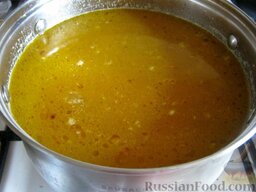 Суп с чечевицей: В кастрюлю добавить морковь и лук. Варить суп еще 15-20 минут, до готовности картофеля.