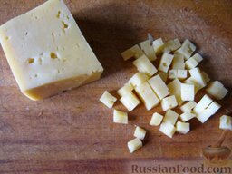 Суп с чечевицей: Сыр нарезать кубиками.