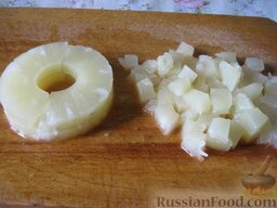 Салат с консервированными ананасами: Консервированные ананасы порезать кубиками.