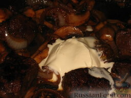 "Бистро" - гречка с печенью и грибами: Добавить в печень с овощами 1 ст.л. сметаны, растопить ее. Снять с огня и только сейчас все посолить и поперчить.