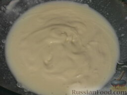 Пирог из лаваша: Как приготовить пирог из лаваша:    В миску вылить сметану.