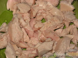 Салат "Сказка": Куриное филе остудить, нарезать некрупными кусочками.