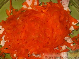 Салат "Сказка": Морковь очистить, остудить и натереть на крупной терке.