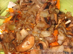 Салат "Сказка": Выкладывать салат слоями, смазывая их майонезом: филе, морковь, грибы с луком.