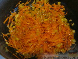 Овощное рагу вегетарианское: Нагреть казан. В казан налить 4 ст. ложки растительного масла. Обжарить лук ,помешивая до золотистого цвета. Затем кинуть морковь и все протушить 5 минут.