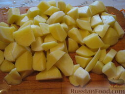 Овощное рагу вегетарианское: Почистить и помыть картофель. Нарезать на кубики.