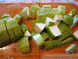 Овощное рагу вегетарианское: Кабачок помыть и порезать крупными кубиками.