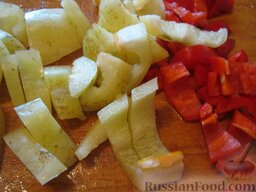 Овощное рагу вегетарианское: Перец помыть, почистить. Порезать соломкой.