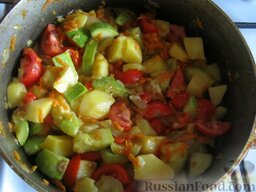 Овощное рагу вегетарианское: Когда картофель готов, добавить помидоры. Перемешать и тушить 5 минут.