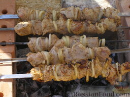 Шашлык в маринаде из майонеза: Замаринованное мясо нанизываем на шампуры, перемежая луковыми кольцами.