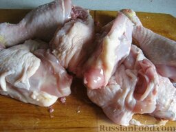 Курица тушеная в томатно-грибном соусе: Как приготовить тушеную курицу в соусе:                            Помыть и порезать курицу на кусочки.