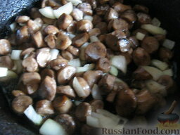 Курица тушеная в томатно-грибном соусе: Почистить и помыть грибы и лук. Порезать на кубики. Разогреть сковороду , налить 3 ст. ложки растительного масла. Обжарить грибы, затем добавить лук. Протушить все 5 минут помешивая.