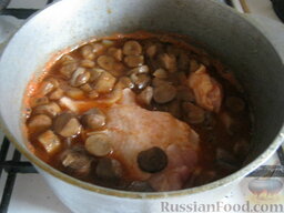 Курица тушеная в томатно-грибном соусе: Сложить курицу в казан, залить подливой. Когда закипит накрыть крышкой и тушить на маленьком огне 30 минут.