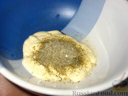 Семга запеченная: Добавить соль со специями в майонез, выжать сок 1/2 лимона.