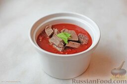 Суп фасолевый с томатами: Тем временем отварное мясо порезать на кусочки и замариновать в томатной массе.
